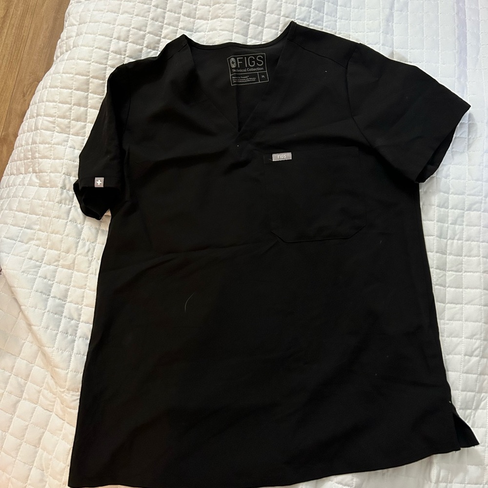FIGS black one pocket top M